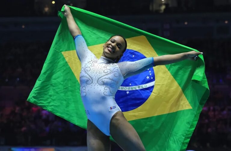 Rebeca Andrade conquista ouro inédito em Mundial de Ginástica