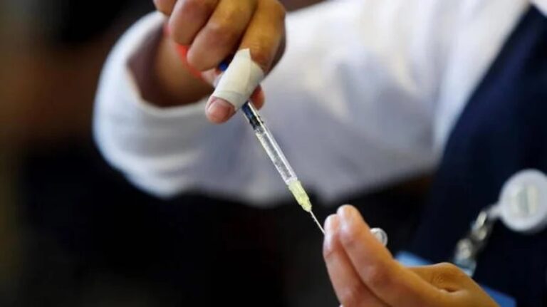 Brasil recebe primeiro lote de vacinas bivalentes contra covid-19