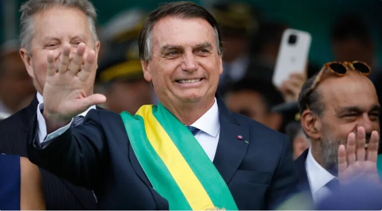Passar a faixa é uma questão de civilidade, diz especialista sobre ausência de Bolsonaro na posse
