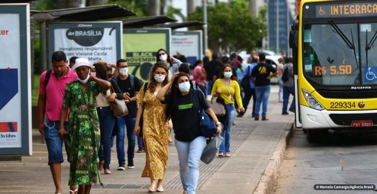 Brasil registra 53 mortes e 22,5 mil casos em 24h