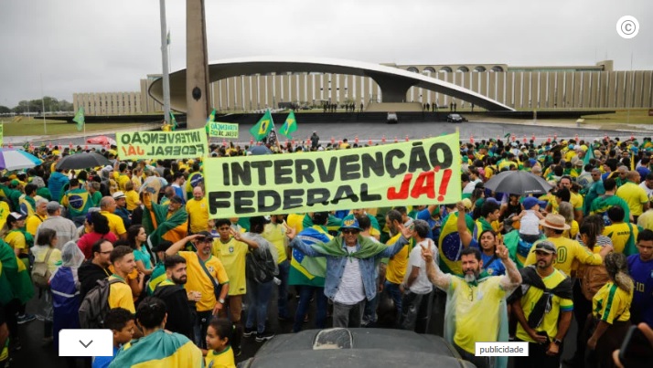 32% apoiam atos pró-Bolsonaro em quartéis, diz PoderData