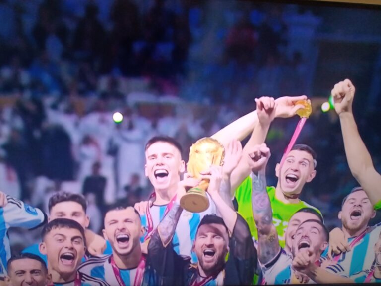 Argentina conquista o tricampeonato mundial e consagra Lionel Messi