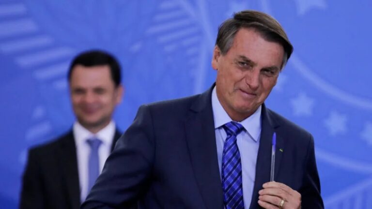 Bolsonaro autoriza indulto de Natal para policiais e militares