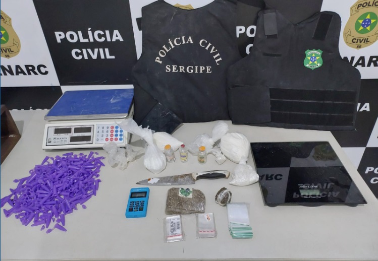 Denarc apreende colete balístico, drogas, balanças e prensa metálica em Aracaju