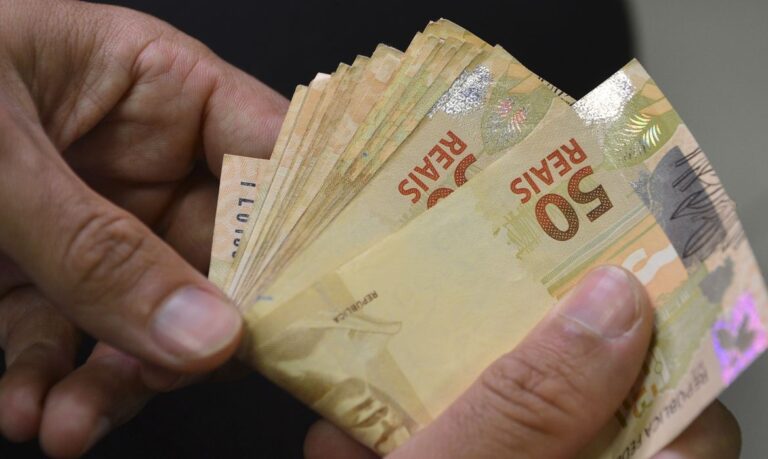 Hoje é o último dia para empregadores pagarem o 13º salário