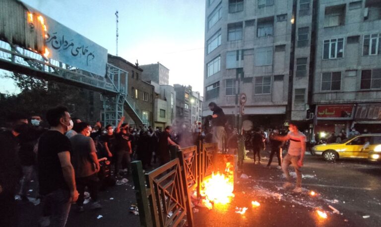 Irã realiza segunda execução ligada a protestos contra o governo