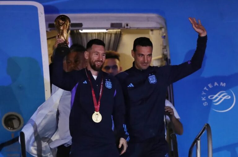 Argentina desembarca em Buenos Aires com multidão no aeroporto
