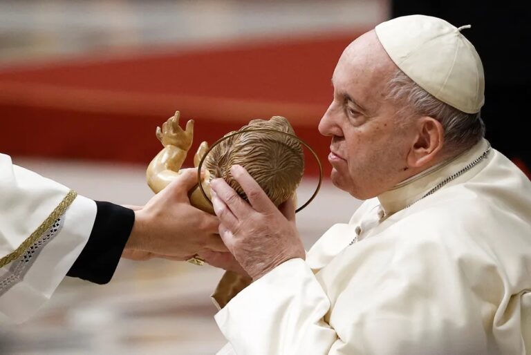 Papa está melhorando e voltou a trabalhar do hospital, diz Vaticano