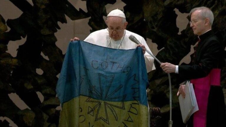 Papa chora ao citar Ucrânia em oração