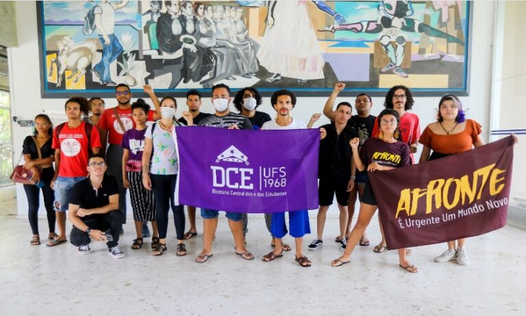 Estudantes da UFS protestam contra bloqueio de recursos