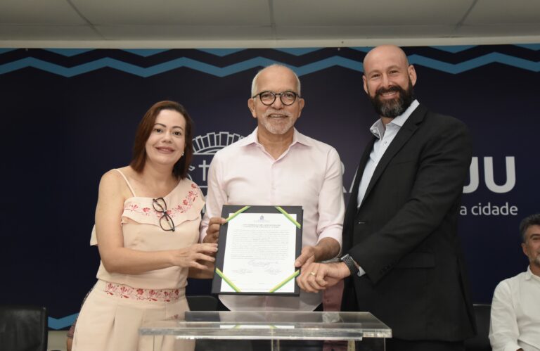 Edvaldo assina contrato com instituição que gerenciará maternidade municipal