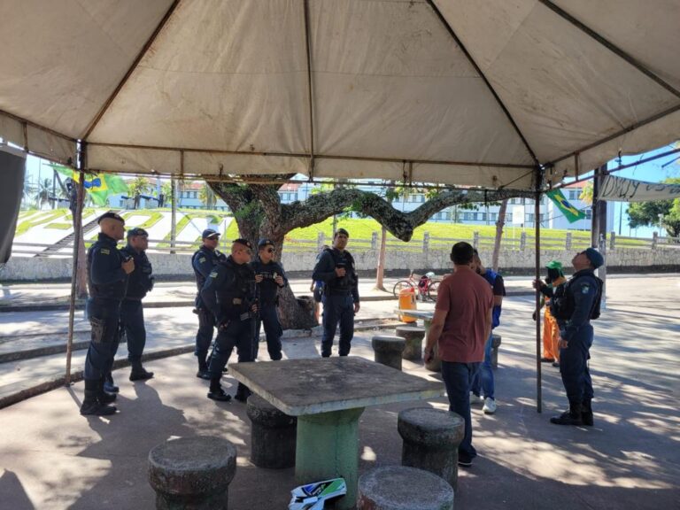 Policiais desmontam acampamento erguido por manifestantes no 28 BC