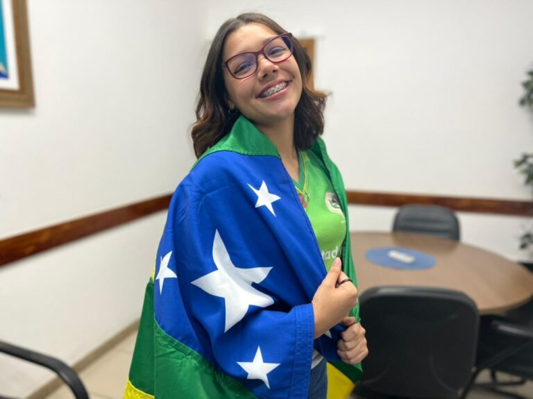 Aluna de Centro de Educação do Estado embarca para intercâmbio nos EUA