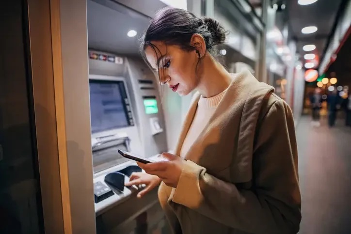 O que explica a queda no número de desbancarizados no país