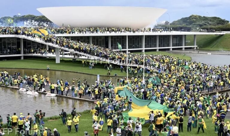 Juiz atende AGU e bloqueia R$ 6,5 mi de envolvidos em protestos golpistas no DF
