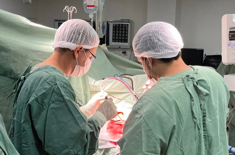 HC realiza neurocirurgia com apoio de equipe multidisciplinar