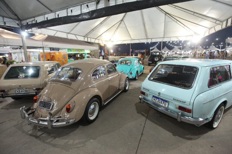 Exposição de carros antigos e feira de livros são atrações na Orla de Atalaia