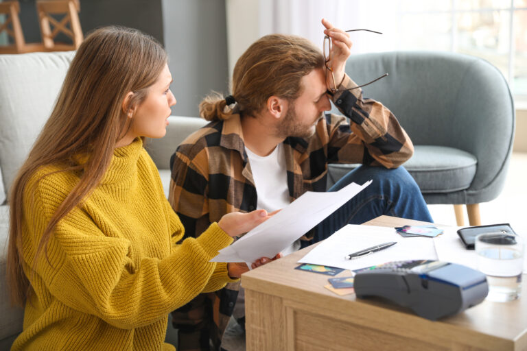 Gastos excessivos e o acúmulo de dívidas no início do ano podem causar transtornos de ansiedade, depressão e insônia