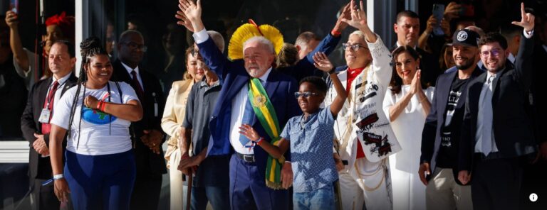 Lula recebe faixa de criança, indígena, negro, mulher, operário e pessoa com deficiência em nome do ‘povo brasileiro’