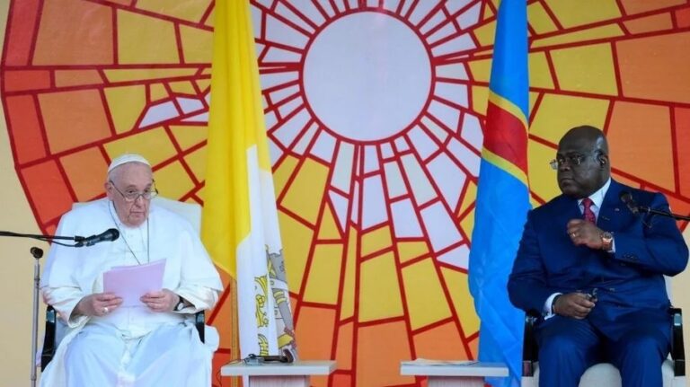 ‘Chega de sufocar a África’, diz papa sobre exploração no continente