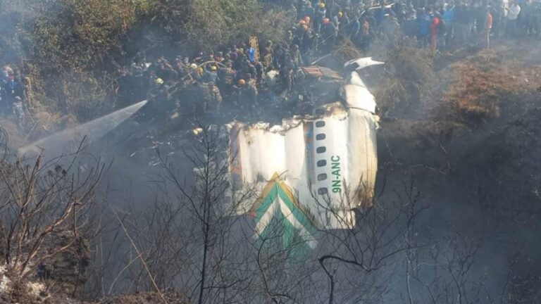 Caixas-pretas de avião que caiu no Nepal são encontradas