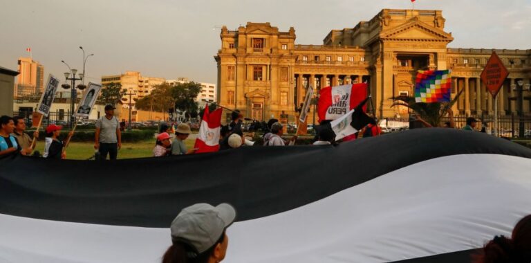 Milhares de pessoas protestam em Lima pedindo renúncia da presidente