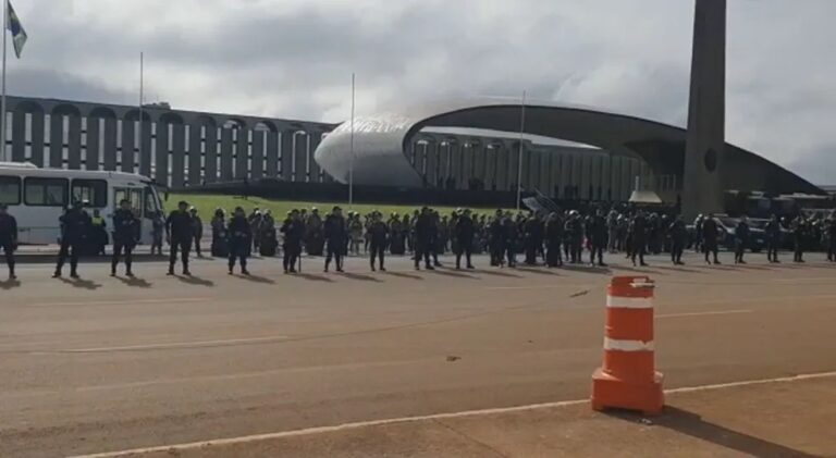 PM e Exército fazem operação para desmontar acampamento bolsonarista no QG do Exército