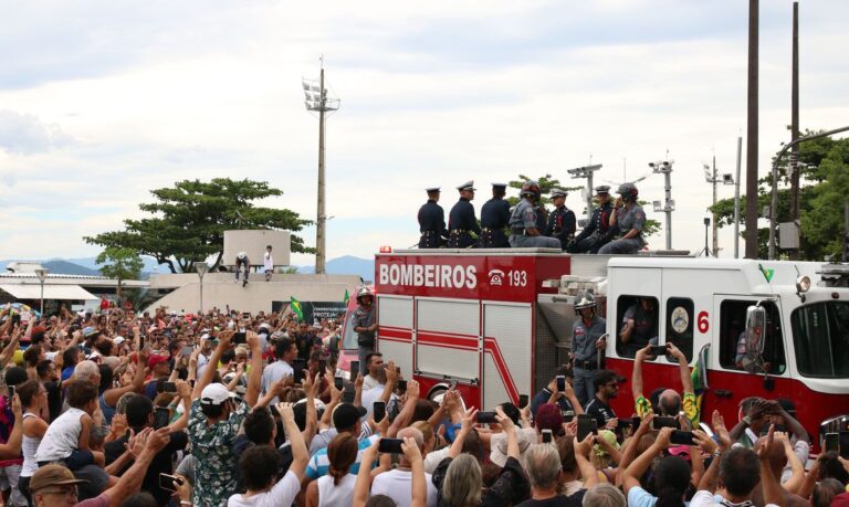 Após fim do velório, corpo de Pelé sai em cortejo por ruas de Santos