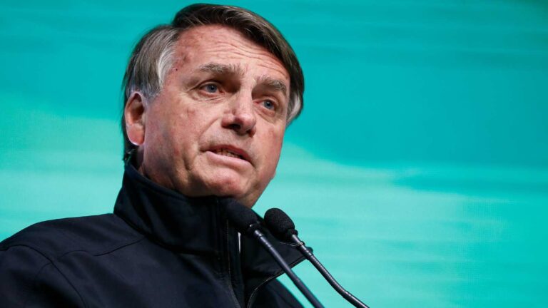 Bolsonaro diz que vai antecipar retorno ao Brasil