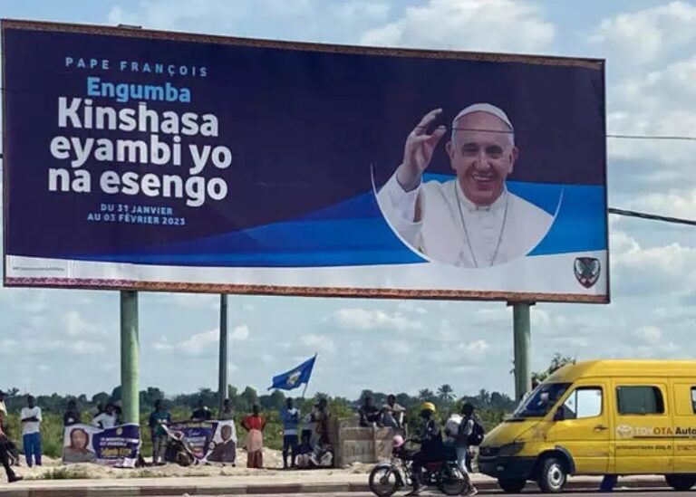 Papa embarca para África com ‘mensagem de paz’