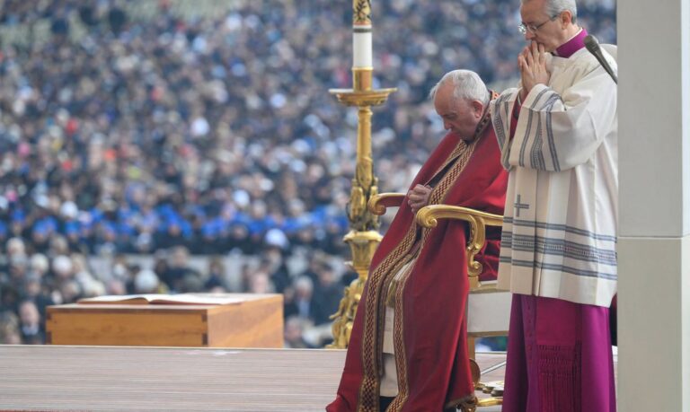 Papa conduz funeral de Bento XVI e fiéis pedem santificação