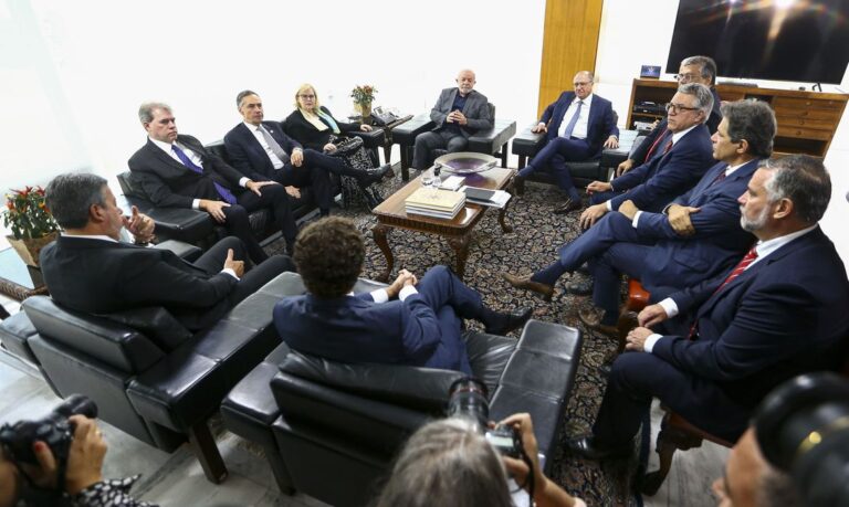Em nota, presidentes dos Três Poderes chamam atos de “golpistas”