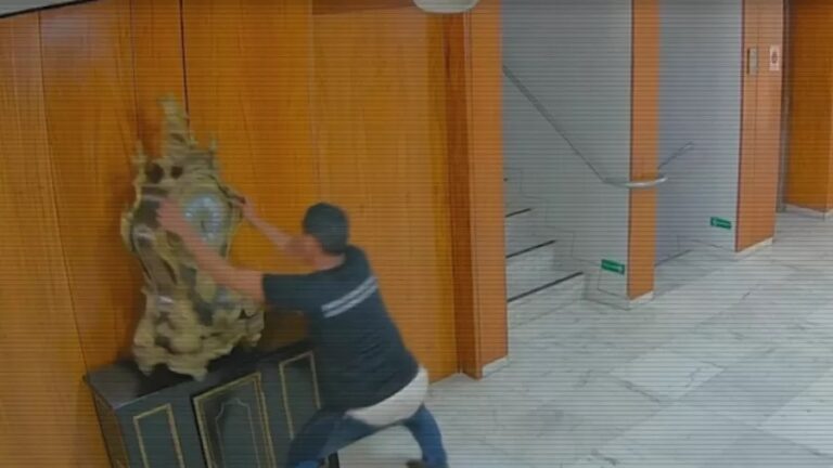 Câmera de segurança flagrou destruição de relógio e quadro no Planalto