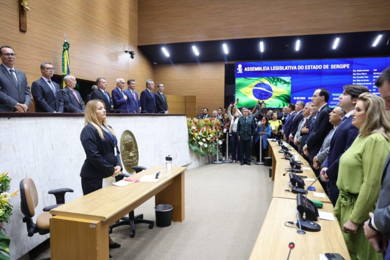 Deputados estaduais são empossados e Mesa Diretora é eleita