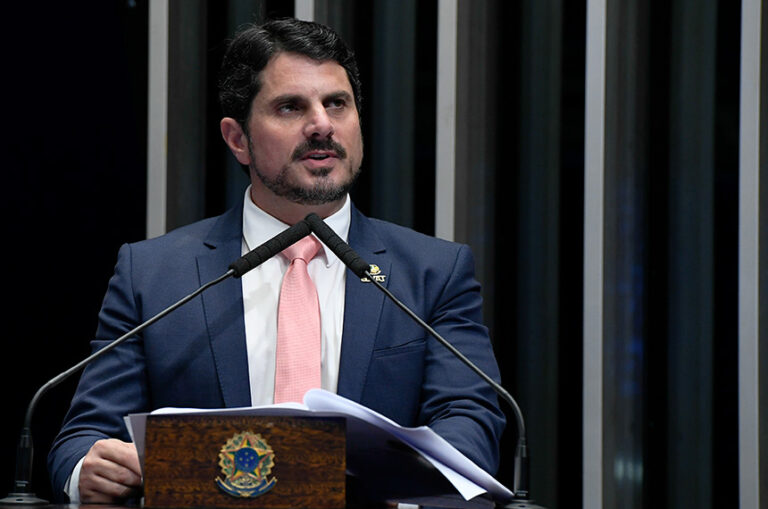 Alexandre de Moraes abre apuração contra o senador Marcos do Val