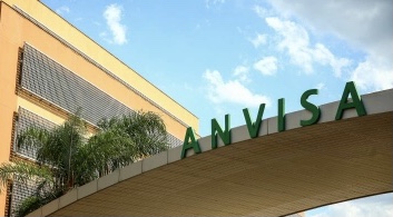 Anvisa proíbe venda de pomadas para modelar e trançar cabelos após casos de perda de visão