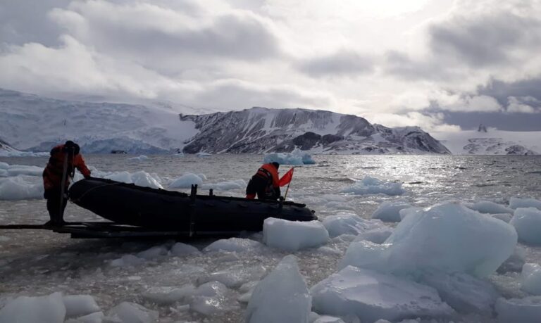 Antártica atinge recorde mínimo de gelo marinho