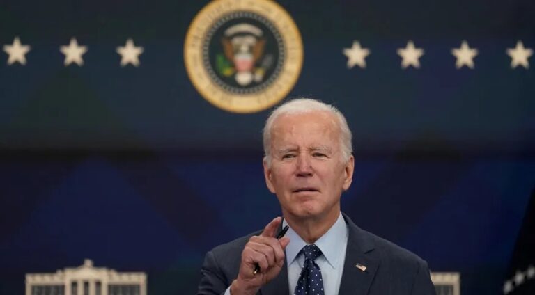 Biden assina lei que libera informações confidenciais sobre a origem da covid