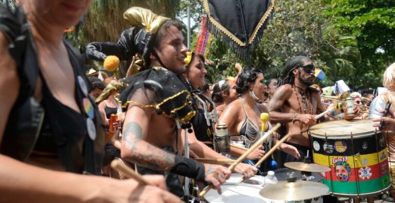Blocos pós-carnaval animam as ruas do Rio de Janeiro no fim de semana