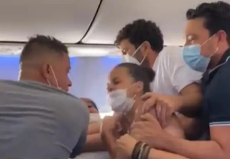 Briga em avião causa atraso em voo e 15 envolvidos são retirados da aeronave