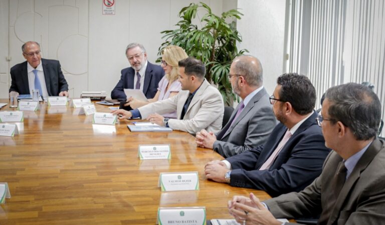 Gestores da Sedetec participam de agenda com o ministro da Indústria, Comércio e Serviços