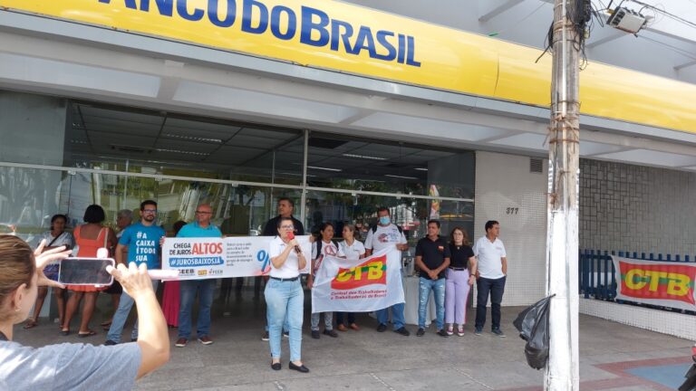 Bancários e representantes sindicais protestam contra juros altos