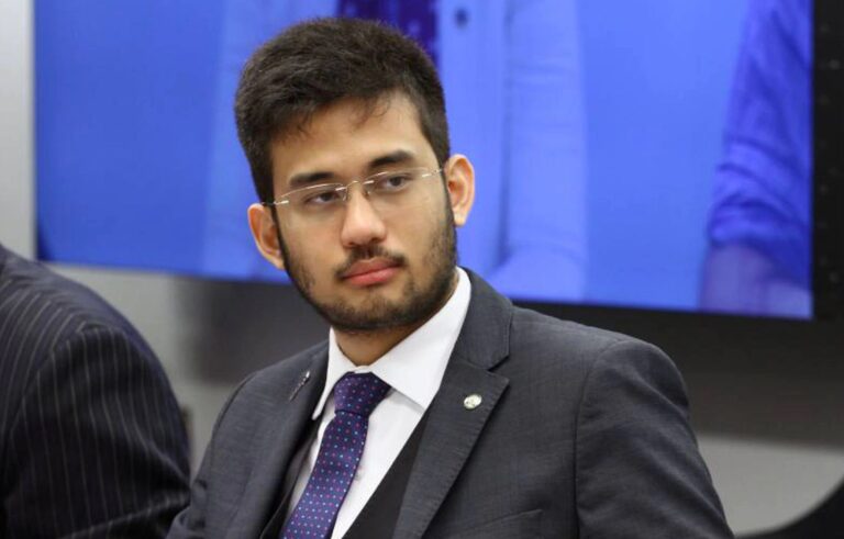 Estão dadas as provas para que Bolsonaro seja processado, condenado e preso, diz Kataguiri