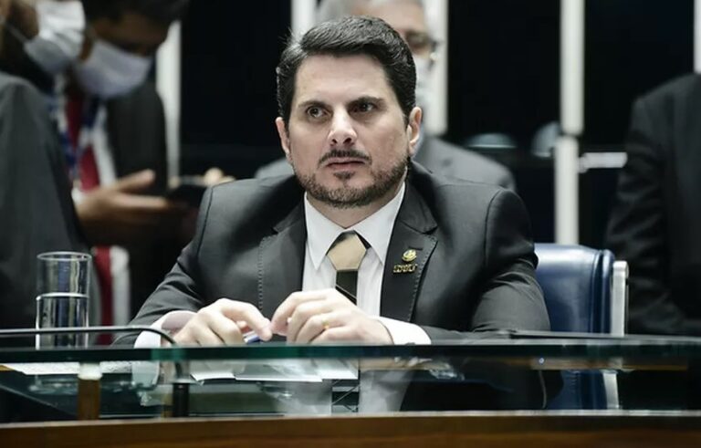 Senador Marcos do Val diz que Bolsonaro tentou convencê-lo a dar golpe e anuncia renúncia
