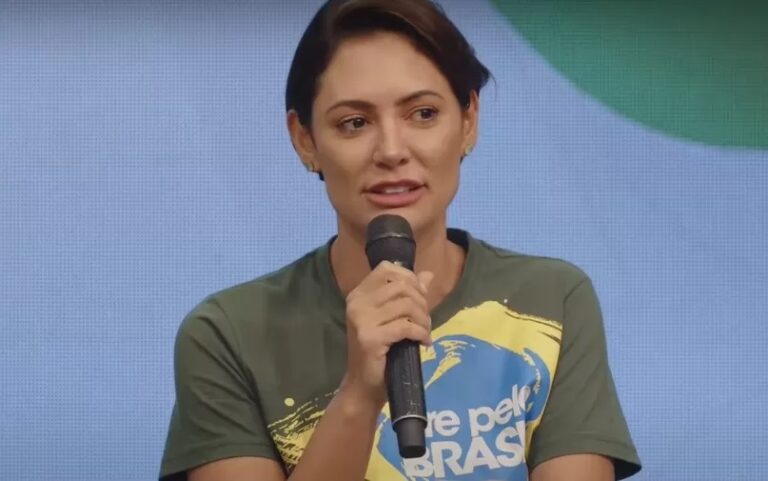 Michelle diz que doou moedas recolhidas do espelho d’água a instituição