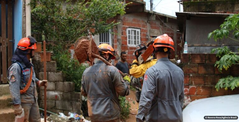 Bombeiros suspendem as buscas em São Sebastião por causa das chuvas