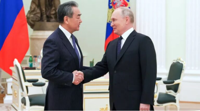China considera enviar armamentos à Rússia para uso na guerra, dizem autoridades