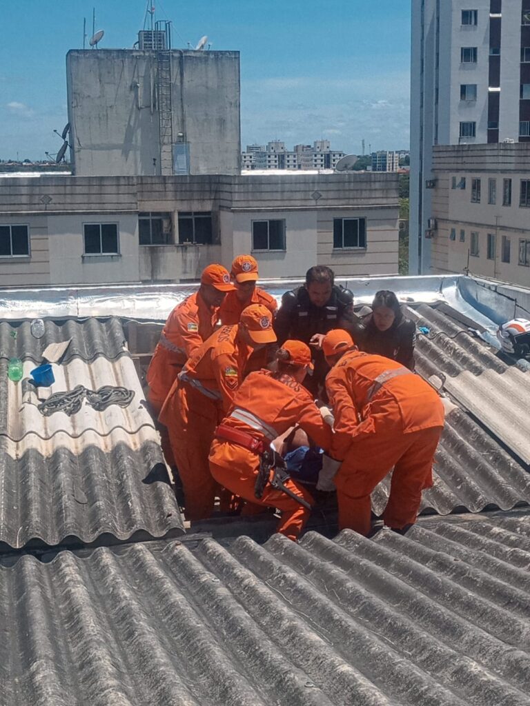 Bombeiros resgatam homem que caiu do telhado de prédio na capital