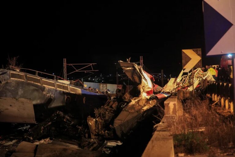 Colisão de trens deixa 36 mortos e dezenas feridos na Grécia