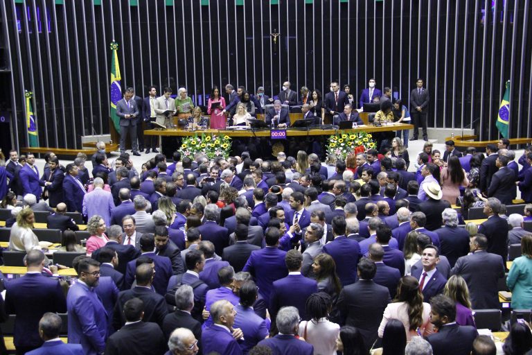 Deputados federais eleitos tomam posse e dão início à 57ª legislatura
